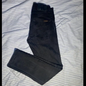 Nudie-Grim Tim - Tja! Säljer nu dessa riktigt snygga nudie jeans i modellen Grim Tim. De är i storlek 29/30 och har passformen slim fit. Skick: 8/10 använda sparsamt. Nypris: 1500 kr Mitt pris: 599kr Killen på bilden är 172 cm lång. Kontakta om du har några frågor!😁