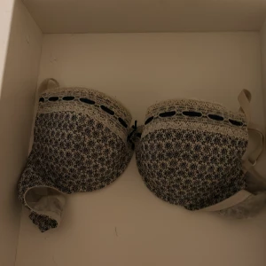 Secondhand-bh från typ myrorna  - Vet inte vad jag ska skriva här men smsa mig om det e något? 