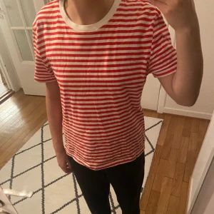 Randig T-shirt  - Säljer denna jättefina och lite somriga randiga t-shirten använd kanske 2 gånger säljer då den inte kommer till användning. Pris kan diskuteras⚠️