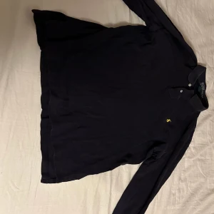 Ralph lauren pike tröja - Säljer en mörkblå Ralph lauren piké långärmad. Knappt använd