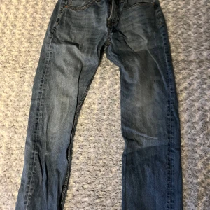 Lager 157 jeans  - Lite fläckar därav priset 