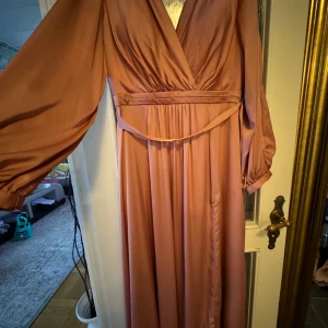 Festlig Maxiklänning  - Oanvänd balklänning superfin rosa färg. Med prislapp och allt. Ord pris 1995. Strl 14. 