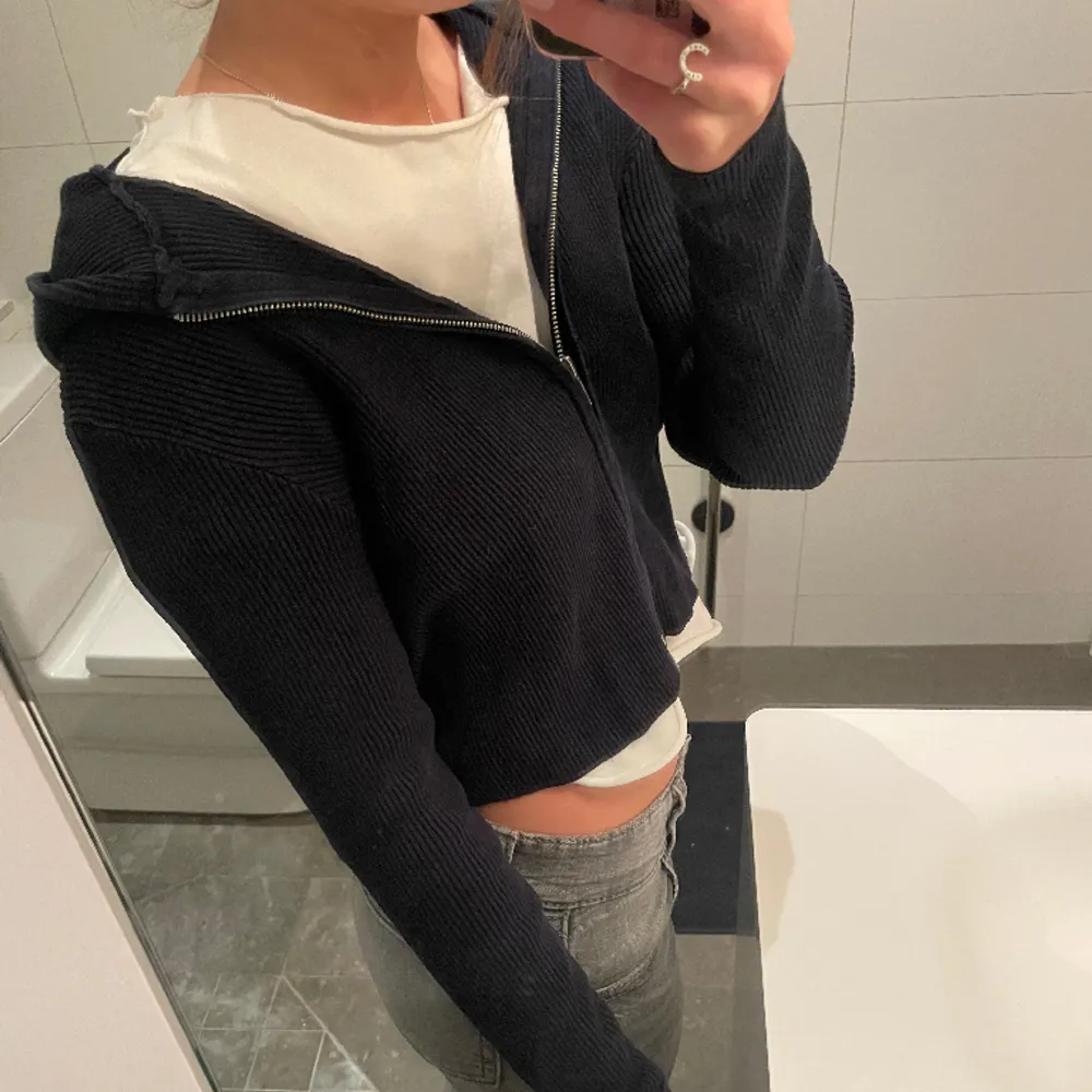 Jätte fin zipup hoodie från Brandy Melville💕  Bra skick!!. Tröjor & Koftor.