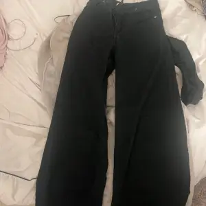 Svarta högmidjade jeans (wida) Anvönda max 5 gg