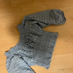 Blå topp - Blå topp från Gina, bra skick, bara använd några gånger, säljs för den är för liten 