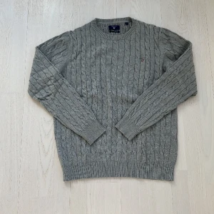 Herrtröja Gant  - Kabelstickad tröja.  Sparsamt använd, fint skick. 