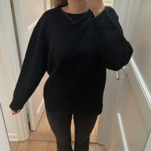 Svart stickad tröja - Svart stickad tröja från A days march! Storlek S