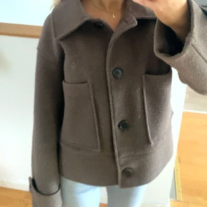 Brun kappa - Säljer denna super snygga kappan från Kappahl i storlek xs då den tyvärr inte kommer till användning. Köpt för 899kr