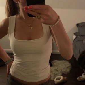 Linne - Säljer detta fina linne med dubbelt tyg kring bysten, jättesöt och figursydd💘🌟🪐