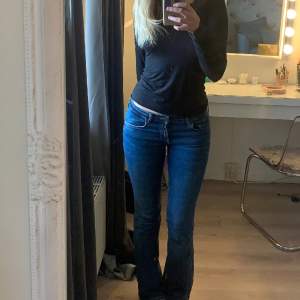 Jätte snygga mörkblåa lågmidjade jeans från Zara! 😍