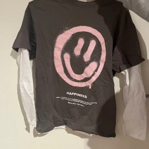 Långärmad tröja - Endast använd 1 gång, säljer då det inte är min stil längre 