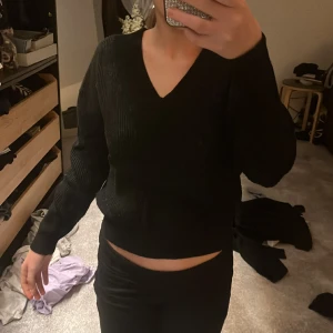 Stickad tröja  - V-ringad stickad tröja så fin! Lite nopprig där av priset🥰