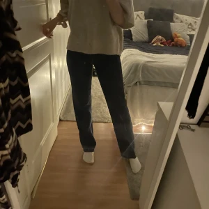 Jeans - Mörkblå raka jeans från NA-KD i storlek 36. Uppsträttade längst ner, innebenslängden 83💙