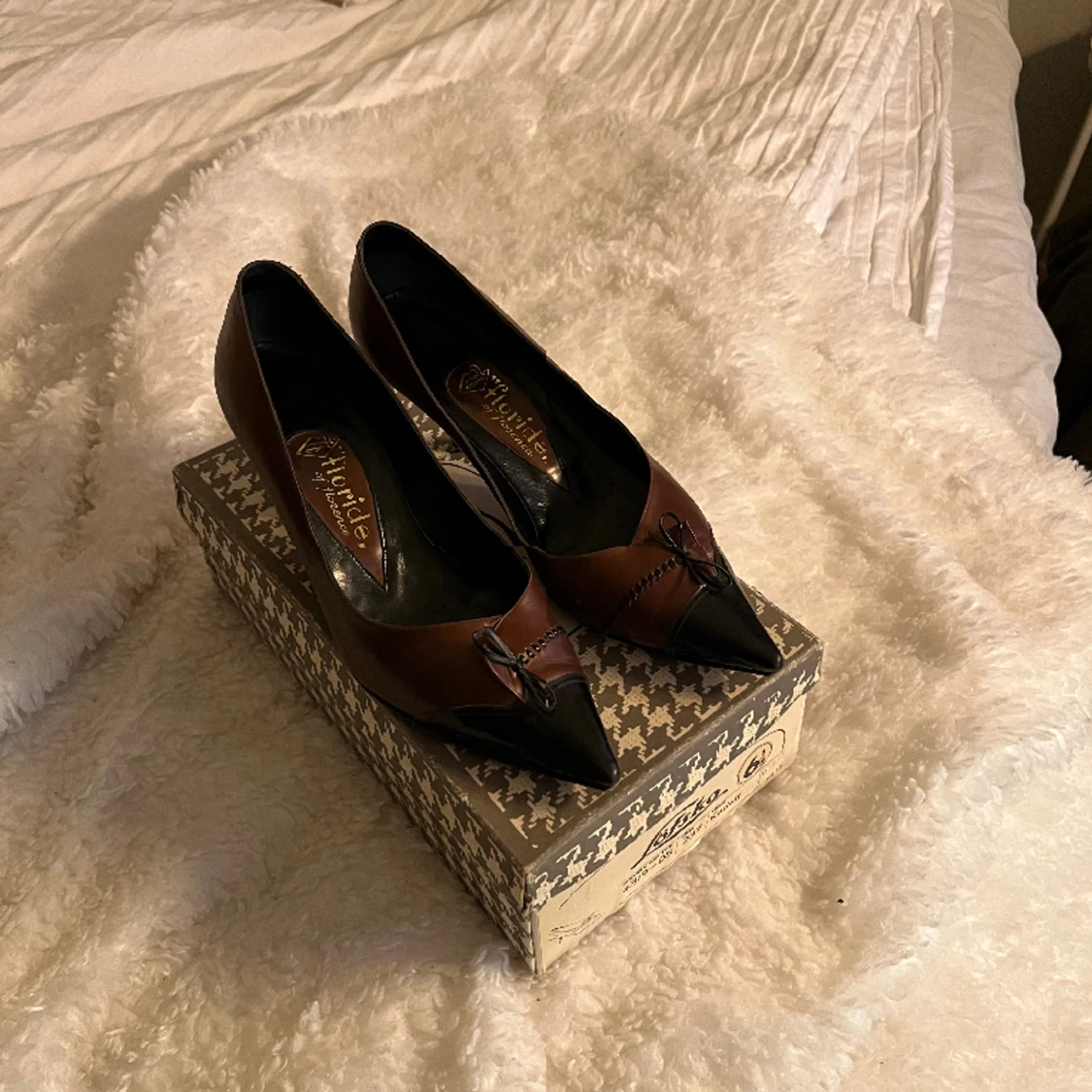 Brun svarta klackar med rosett - 90