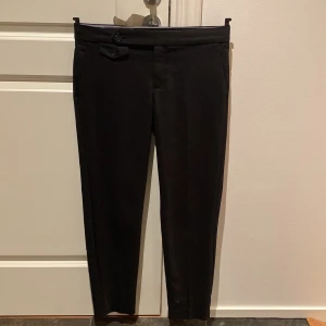 Lågmidjade Kostymbyxor  - Lågmidjade kostymbyxor från mango