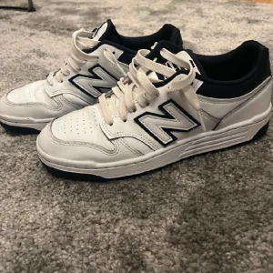 New balance - New balance skor 480 i jätte bra skick bara använd ett fåtal gånger och dom är jätte sköna. Säljer dom för dom är försmå för 400kr men pris kan diskuteras 