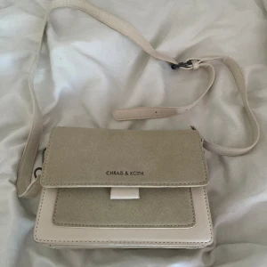 CHRAIS & KCITH väska  - Beige färgad CHRAIS & KCITH väska i bra skick. Använd 1 gång.