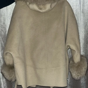 BYTA TILL ANNAN FÄRG - Hej har en kappa vars färg inte passar mig i smaken.  One size storlek .  SKULLE VILJA BYTA MOT EN VIT ELLER GRÅ. Kan även tänka mig sälja den för rätt pris