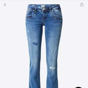 Slutsålda ltb jeans storlek 27 / 36. De är för långa på mig så det har blivit märken men det är inget man tänker på. Köparen står för frakten 💕