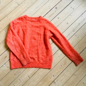 Carin wester stickad tröja - Perfekt sommartröja! Säljer min jättefina orangea Carin wester tröja som är i så fint skick. Nypriset är rätt högt och säljer för väldigt bra pris, storlek xs men sitter lite större (mer som en S). Först till kvarn, går ej att pruta. 🤗🤗