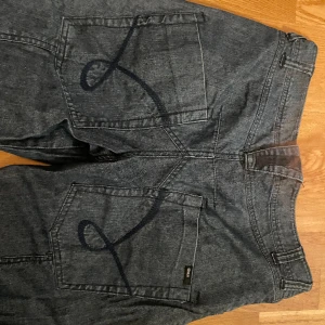 Coola jeans  - Jättefina jeans från 2000s säljer bara för att jag inte kan ha dem. Skriv vid frågor. (Obs det är en resor nere vid foten skriv om ni vill ha bild på det)