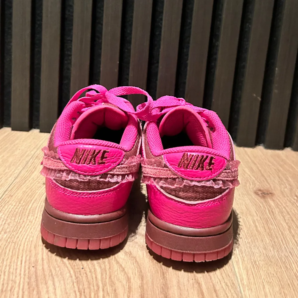 valentines day low nike dunk skit coola skor från nike, säljer då dem inte kommer till användning!!💕 köpta för 2 700kr ÄKTA. Skor.