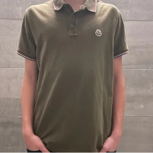 Moncler pike - Moncler piké : skicket 10/10 (använd 3ggr) - modellen på bilden är 174cm lång och väger 58kg - nypris runt 3000k - mitt pris endast 749kr-  hör av dig om du har några frågor!