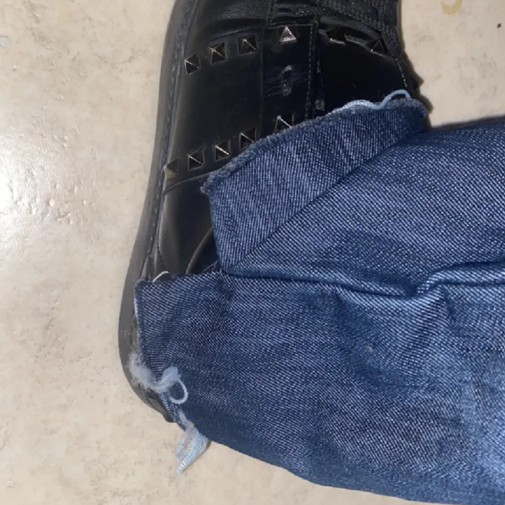 Feta mörkblåa jeans Dom är raka men har gjort snitt så de ska va lite bootcut typ Priset kan sänkas vid snabb affär😁 Kontakta för fler bilder. Jeans & Byxor.
