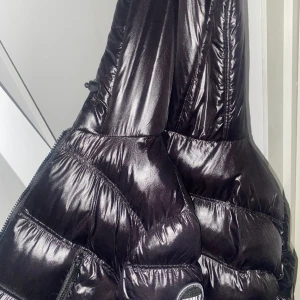Shiny puffer jacket - Fin puffer jacket från supply and demand. Köpt för 1000 kronor på JD sports, inga defekter. Knappt använd.