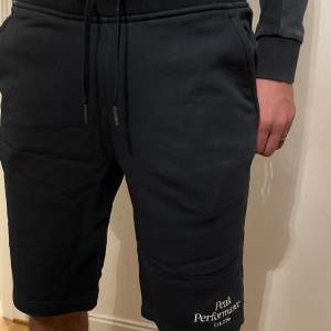 Peak performance shorts ny skick! Köpta på Åhléns city i sthlm