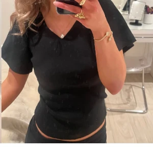 Svart topp - Fin svart topp från hm. (Lånade bilder) men kan skicka egna såklart🥰aldrig använd då jag inte tyckt den passat mig i modellen. Fråga om ni har frågor❤️