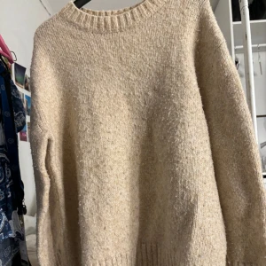 Stickad tröja - Stickad tröja från Zara, använd men supermysig. Sticks ej. Nopprig men ändå fint skick. Storlek M men pssar mig som har S. 