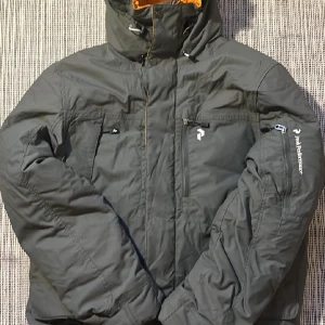 Peak performance vinterjacka  - En fin vinterjacka från peak performance, väldigt sparsamt använd! Jacka är perfekt för en kall dag. 