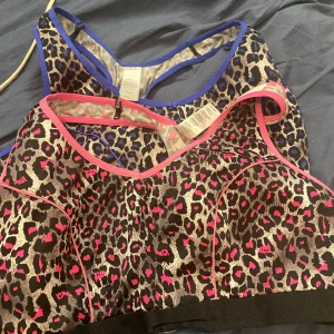 Sportbh - Rosa & blå leopard sport bh-ar  Stretchig så passar förmodligen M också. 40:-/styck  65 för båda 
