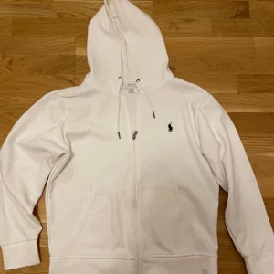 Ralph Lauren zip  - Helt ny zip från Ralph lauren , det är storlek S men passar även som M. Finns inga deffekter 