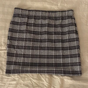 Tight kjol - Rutig kort tight kjol från New Yorker❤️Storlek M men passar även S