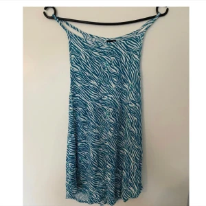 Linne från Gina strl 34 - Strl 34  Endast provad och tvättad  Så fint skick  Vitt och turkos grön  Från Gina Tricot  Strl 34 