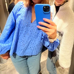 Blå sommarblus  - Säljer min otroligt somriga och fina blåa sommarblus från H&M då den inte kommer till användning!💙 skriv för ytterligare frågor!