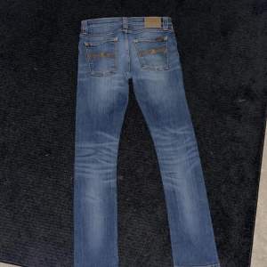 Nudie Jeans med hål i fickan som ey är synligt när byxorna är på. Storlek W30 L32, Lee jeans, Storlek W30 L32, Levi’s jeans, storlek 28