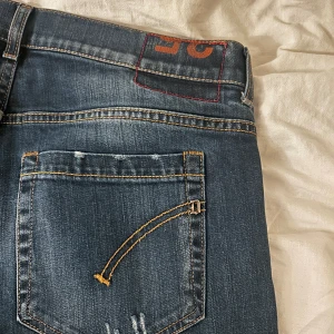 Dondup George 35 - Ett par dondup jeans i modellen George storlek 35, i väldigt bra skick med lite slitningar på fickorna fram och bak som design. Dem sitter lite litet i storleken som dondupe gör, så passar vanlig storlek 33 
