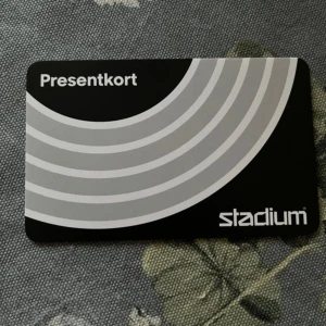 Presentkort Stadium 2000kr - Hej. Första gången jag säljer något här, behöver få mitt presentkort sålt asap då jag har hamnat i en liten ekonomisk kris. Värdet är 1900 och kan antingen fås fysiskt eller digitalt. 