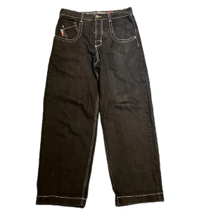 JNCO jeans - Svarta jeans från det mycket eftertraktade märket jnco. Dem är i superbra skick och säljer eftersom de inte används så mycket som jag hade velat. Storleken är 32/32