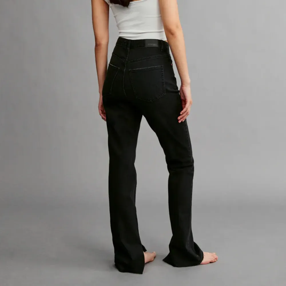 Utsålda svarta jeans med slits från Gina Tricot med en Bootcut liknande passform. Helt nya och oanvända, endast testade ohh nytvättade. Nypris 499kr. Tryck gärna på köp nu. . Jeans & Byxor.