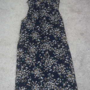 Blommig klänning H&M - Blommig, rak klänning skönt material kan användas både festligt och vardagligt 