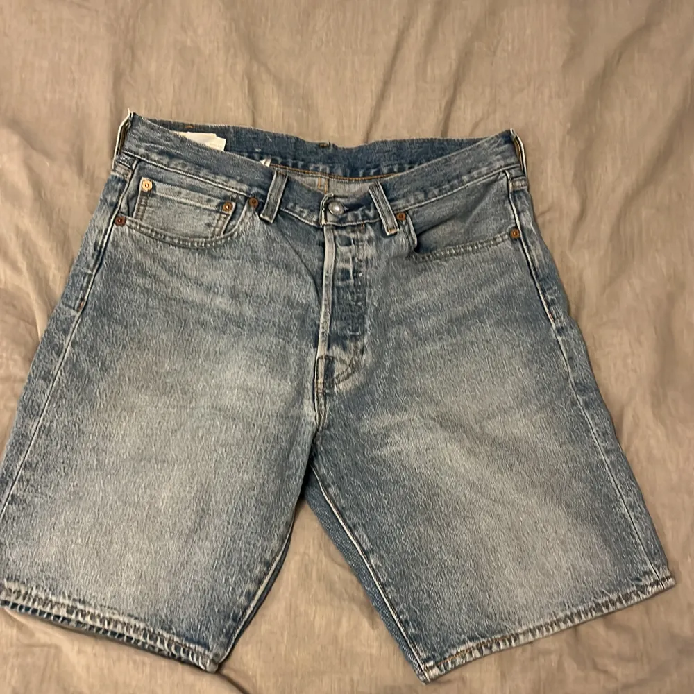 Jeans shortsen är i jätte bra skick, använda ca 2 ggr om inte lite fler, skulle säga att skicket är 8/10 . Shorts.