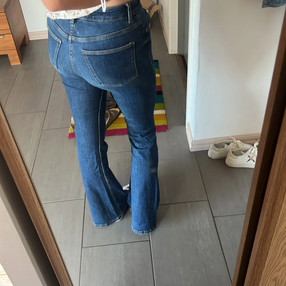 Här är ett par mörkblåa utsvävningda jeans. Passar mig bra som är 168!. Jeans & Byxor.