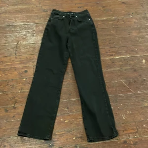 Svarta jeans midwaist - Fina byxor vet tyvvär inte vart dom är ifrån 