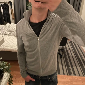 Grå zip från selectedhomme storlek S - Säljer nu denna zipen från selectedhomme använd 1-2 gånger säljer för att den inte passar mig läbgre. Bara att höra av sig vid minsta funderingar.