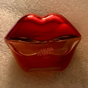 *NY* Edt ”Kiss” 30 ml fr AQC -  Långvarig med en lockande doft. Spraya parfymen på pulspunkterna (handleder, nacke, bakom öronen) på ett avstånd av minst 20 cm.  Toppnoter: Fruktig, mandarin, Friskhet, grönhet Hjärtnoter: pion, ros, jasmin.  Påminner mig om Muglers Alien parfymer.