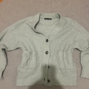 Stickad turkos kofta - Stickad turkos kofta i storlek xs priset kan diskuteras 💕 Obs köparen står för frakt💕